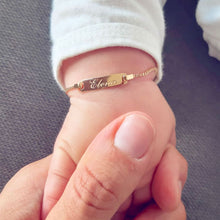 Load image into Gallery viewer, The all-time favourtite classic Name Bracelet is usually given to an newborn or as a push present. But it’s also a unique gift to surprise a special someone: your best friend, godmother or bridesmaid to be, you and your mom, you name it! This is our example of a baby bracelet.