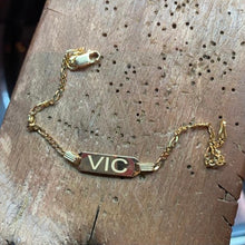 Load image into Gallery viewer, The all-time favourtite classic Name Bracelet is usually given to an newborn or as a push present. But it’s also a unique gift to surprise a special someone: your best friend, godmother or bridesmaid to be, you and your mom, you name it! Our example of a baby bracelet.